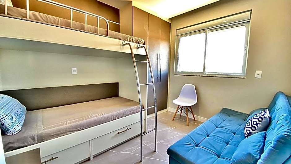 Passos da praia c/ piscina apto iluminado e novo