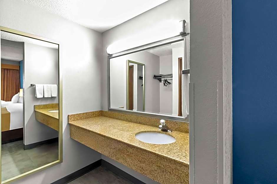 Quality Inn & Suites CVG Airport