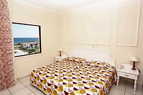 ONE BEDROOM APARTMENT INLAND VIEW