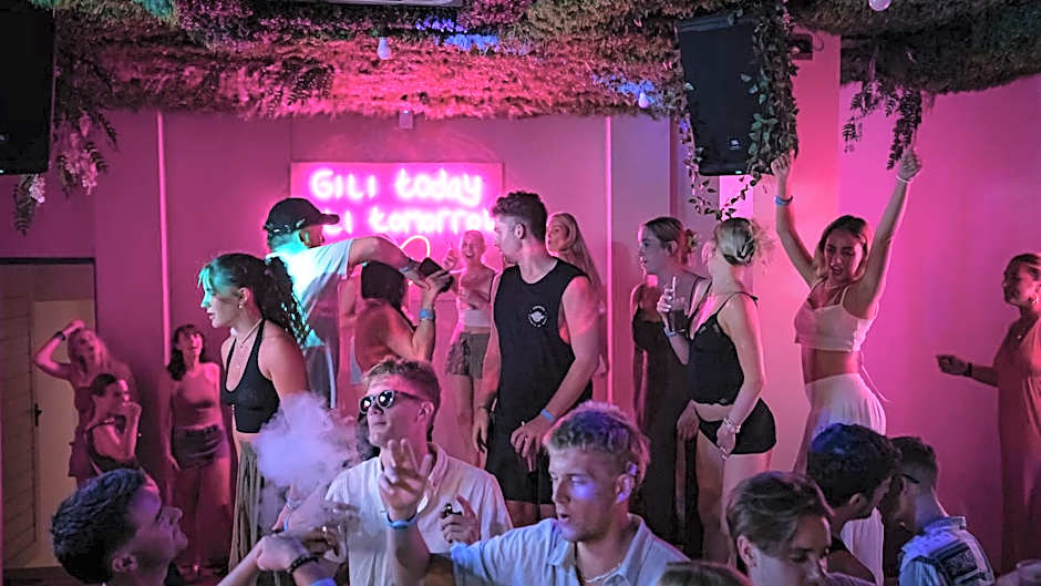 Atlas Gili Party Hostel