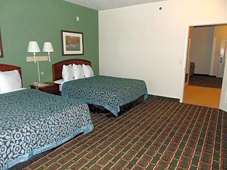 Deluxe Queen Suite - Non-Smoking