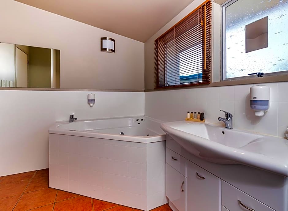 Twin Peaks Lakeside Inn