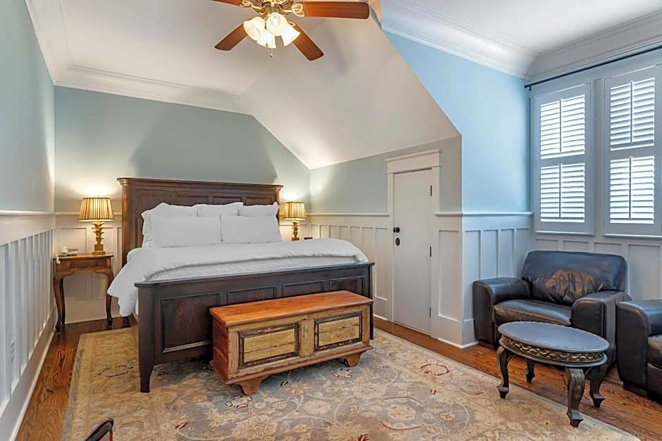 Photo 1 of 3 of 1 King Bed, Balcony