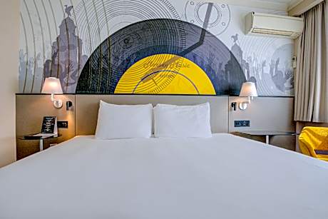 Classic Twin Bedroom