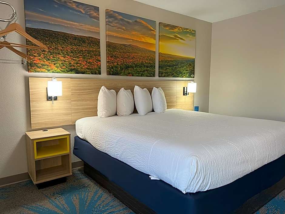 Days Inn by Wyndham Jamestown