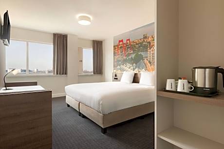 4-Person Room with King Bed