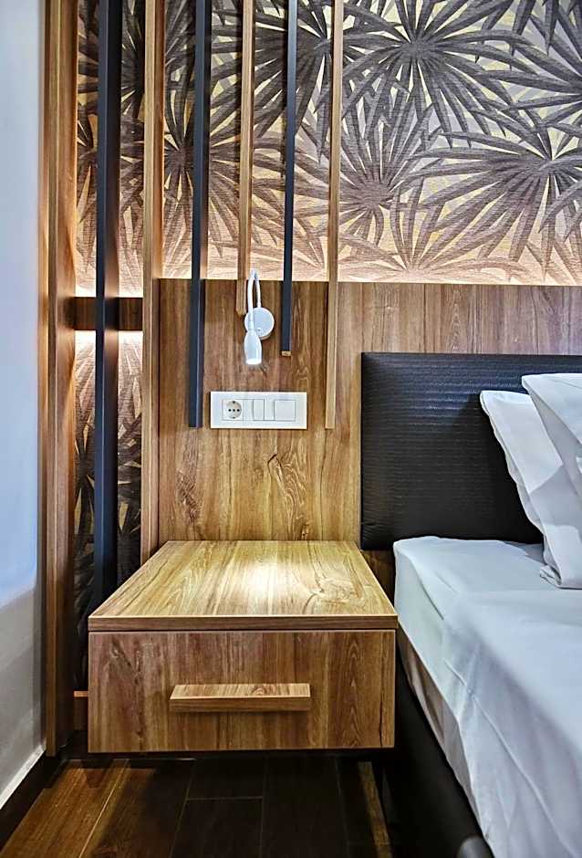 Del Mar 'Adults Only'