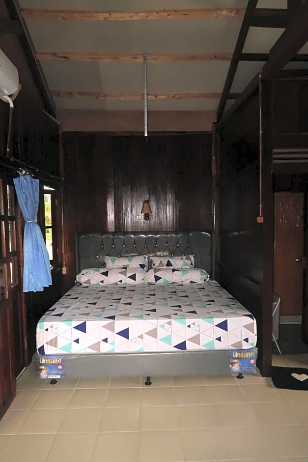 Arya's Surf Camp Cimaja