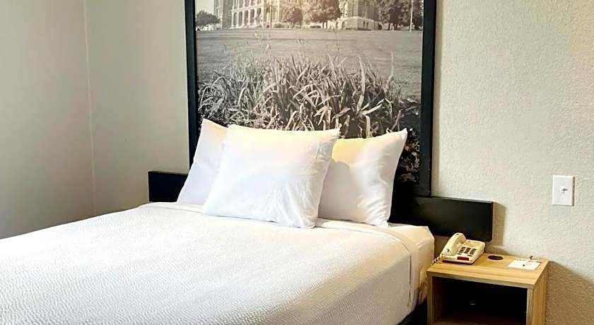 Super 8 by Wyndham Cedar Rapids