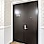 Beverly Hills Glamour Oasis 2 BR Apt with Parking 304