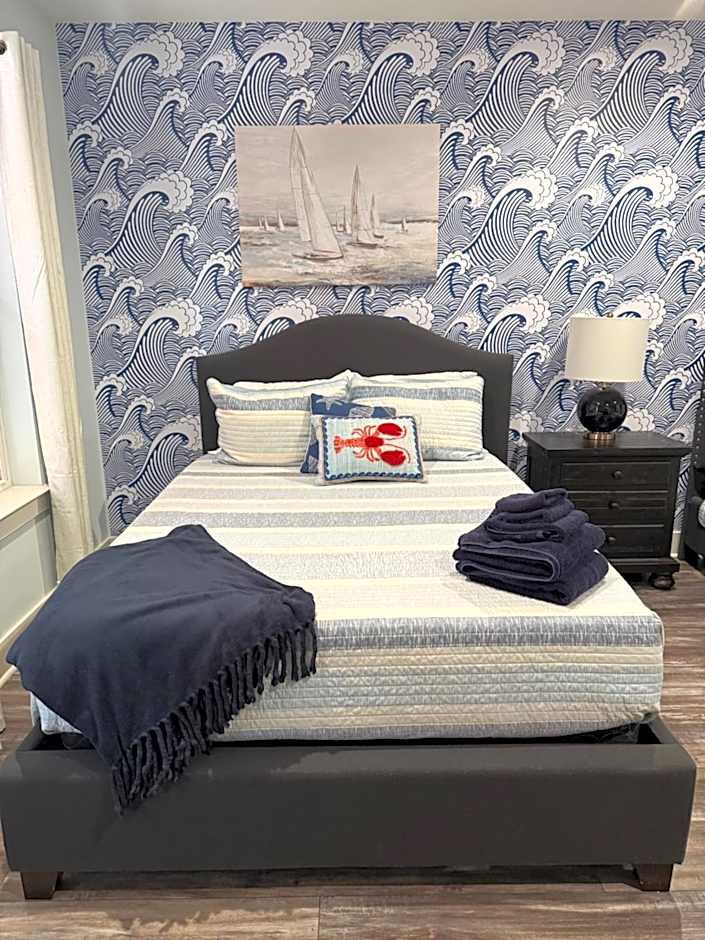 TRUE BLUE-Coastal cottage-3 min walk to beach! POOL!