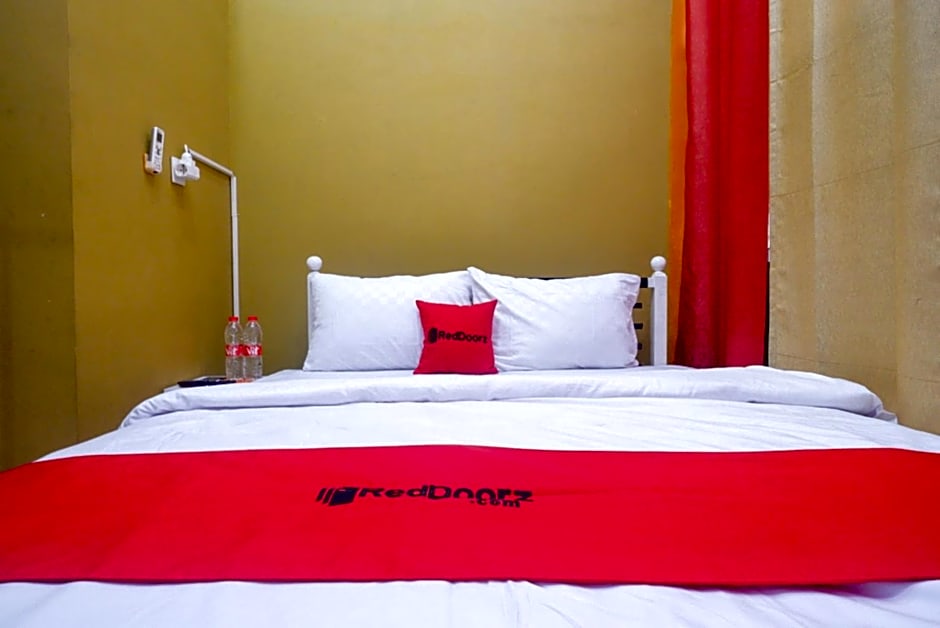 GE 2010 Syariah Guest House by RedDoorz – Karanganyar, SD
