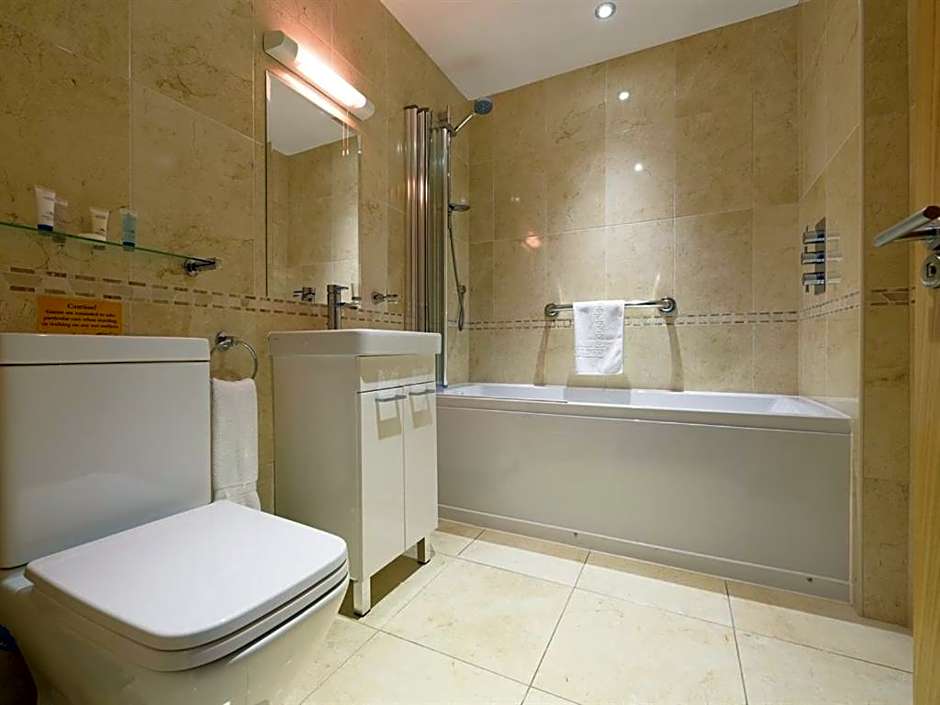 The Britannia Inn & Waves Restaurant