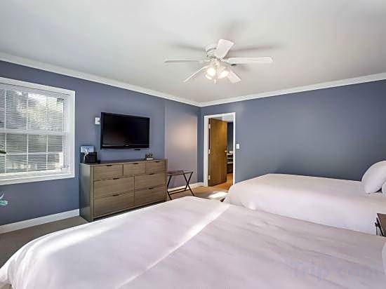 The Shore Club Wisconsin, an Ascend Collection Hotel