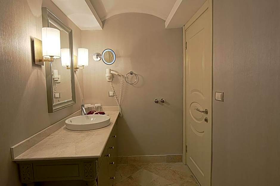 Pinehill Hotel & Suites