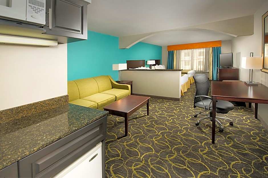 Holiday Inn Express & Suites DFW Airport - Grapevine By IHG