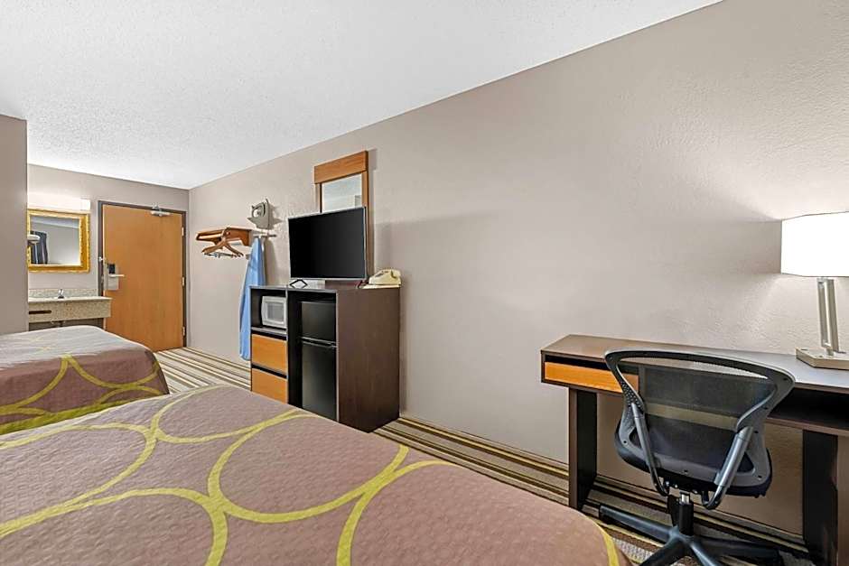 Super 8 by Wyndham Blue Earth