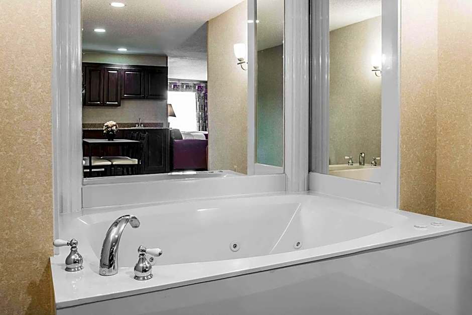 Comfort Suites Canton - Detroit