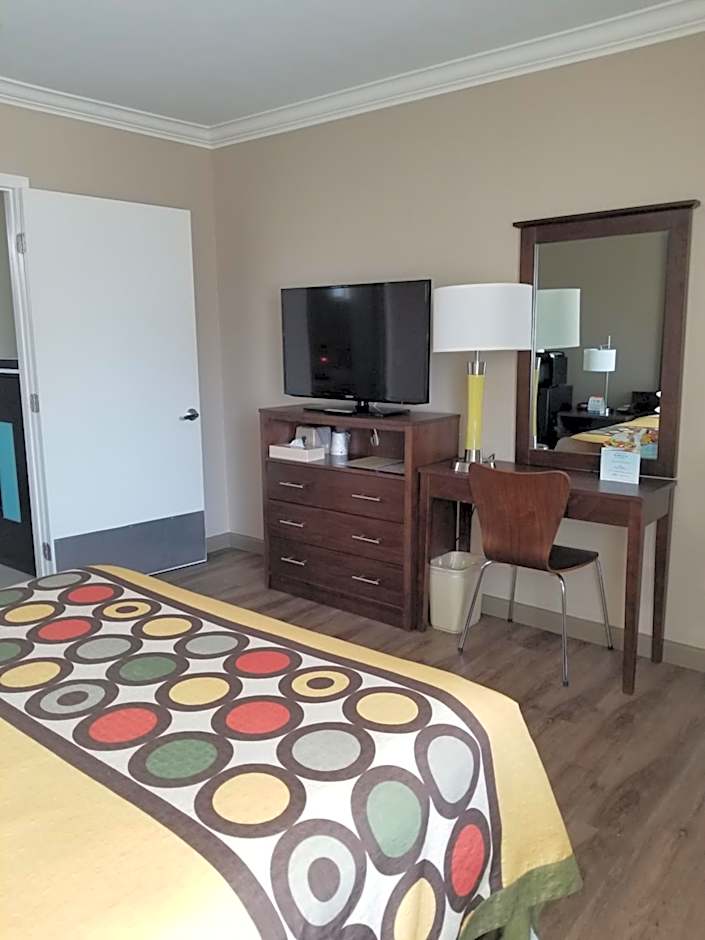 Super 8 by Wyndham Los Angeles-Culver City Area