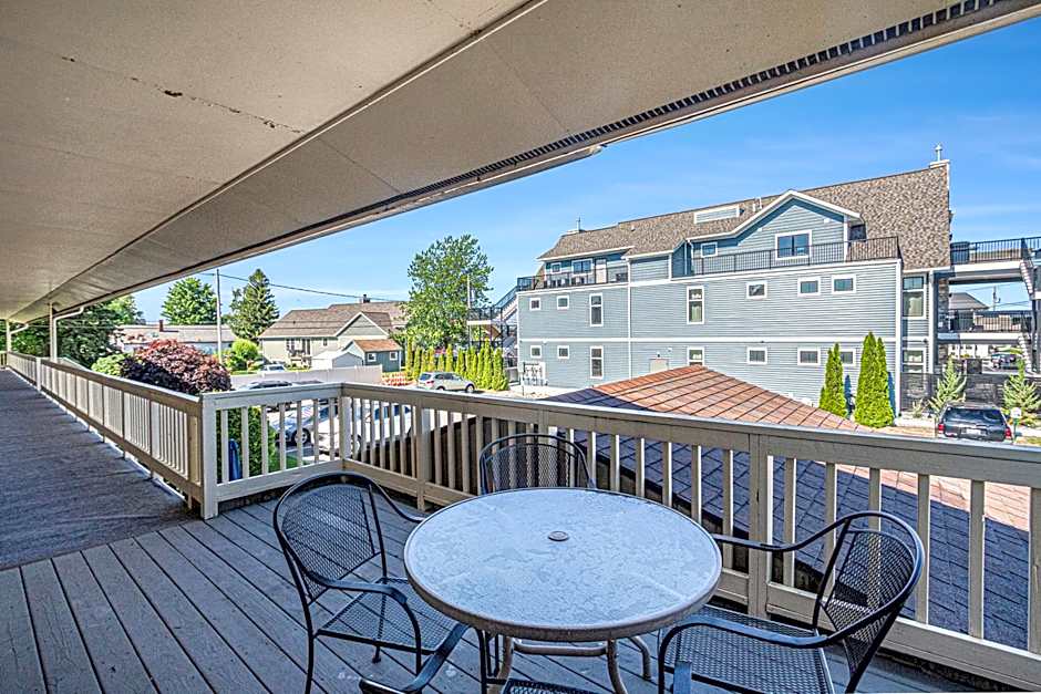 Ludington Pier House