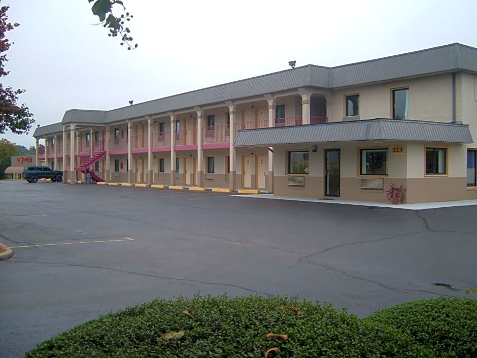 Super 8 by Wyndham Laurel