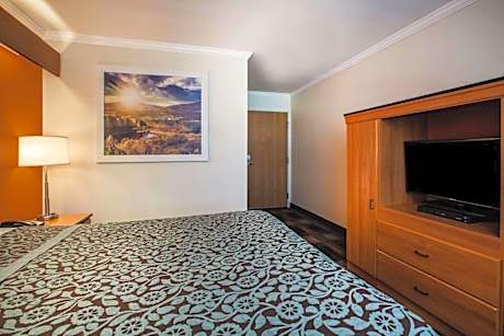 Queen Room - Non-Smoking