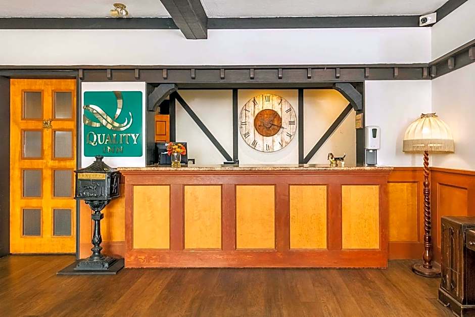 Quality Inn Waddling Dog