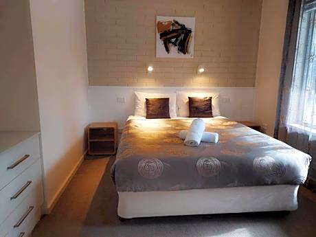 Two Bedroom Apartment - Queen and Two Single Beds