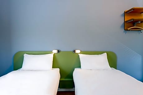 Classic Room with Two Single Beds with Garden View