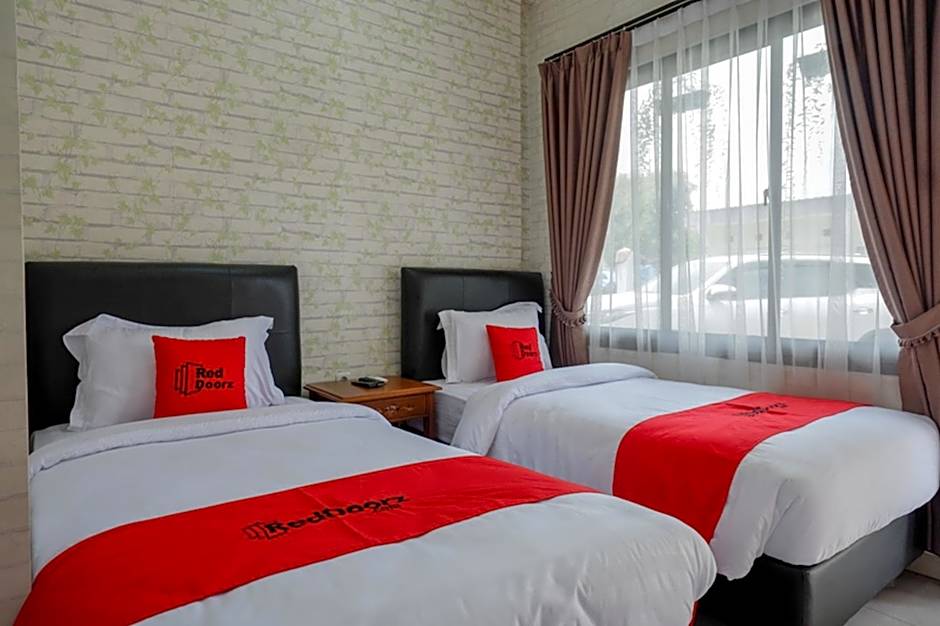 RedDoorz @ Jalan Majapahit Semarang