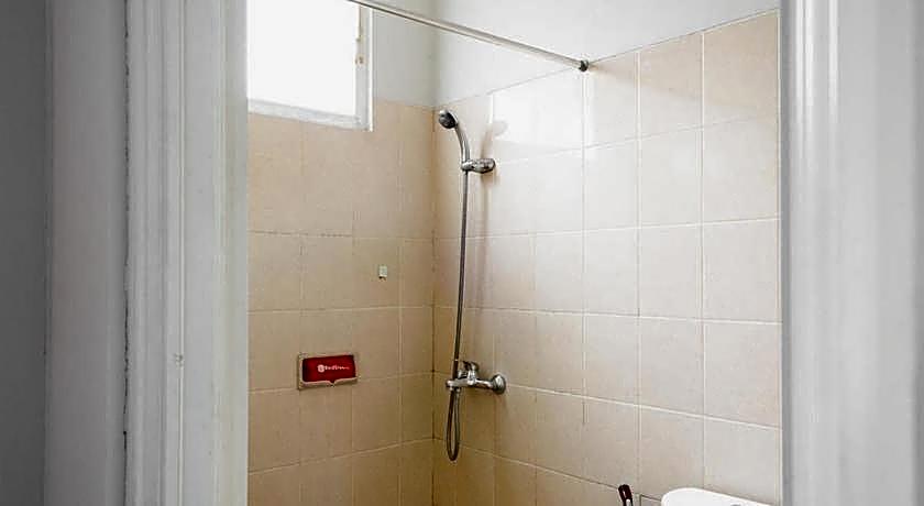 RedDoorz near Siloam Karawaci 3