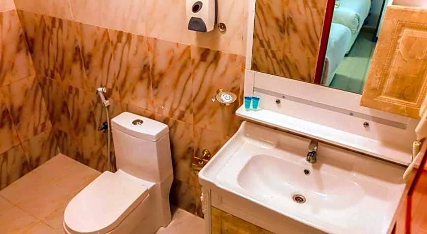 Capital O 141 Golden Rays Hotel