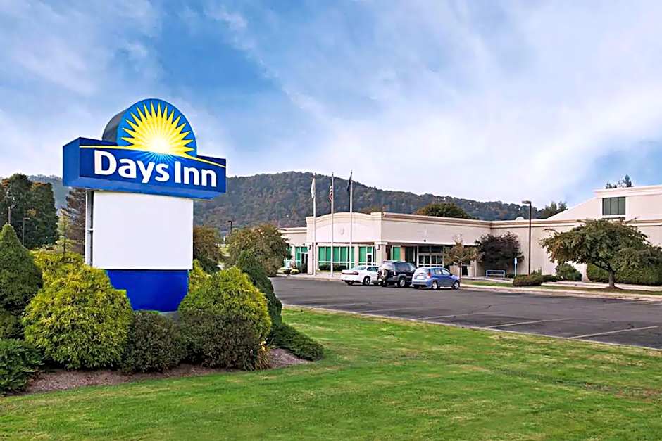 Photo 1 of 14 of Days Inn by Wyndham Warren