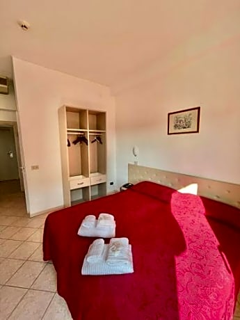 Family Room (2 Adults + 2 Children)