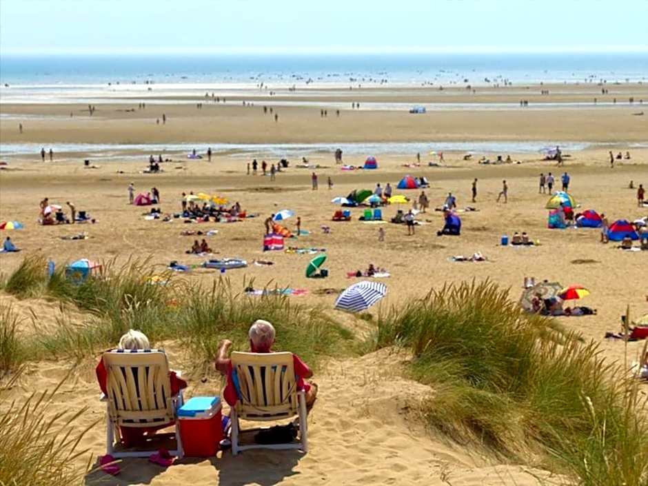 MP639 - Camber Sands Holiday Park - 3 Bedroom - Sleeps 8 - Large gated decking - Close to facilities