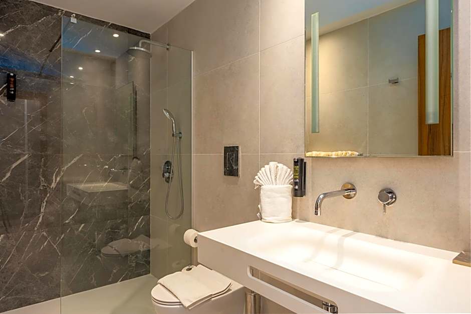 Melpo Antia Hotel & Suites