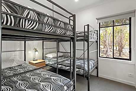 Deluxe 2 Bedroom Cabin - Sleeps 6