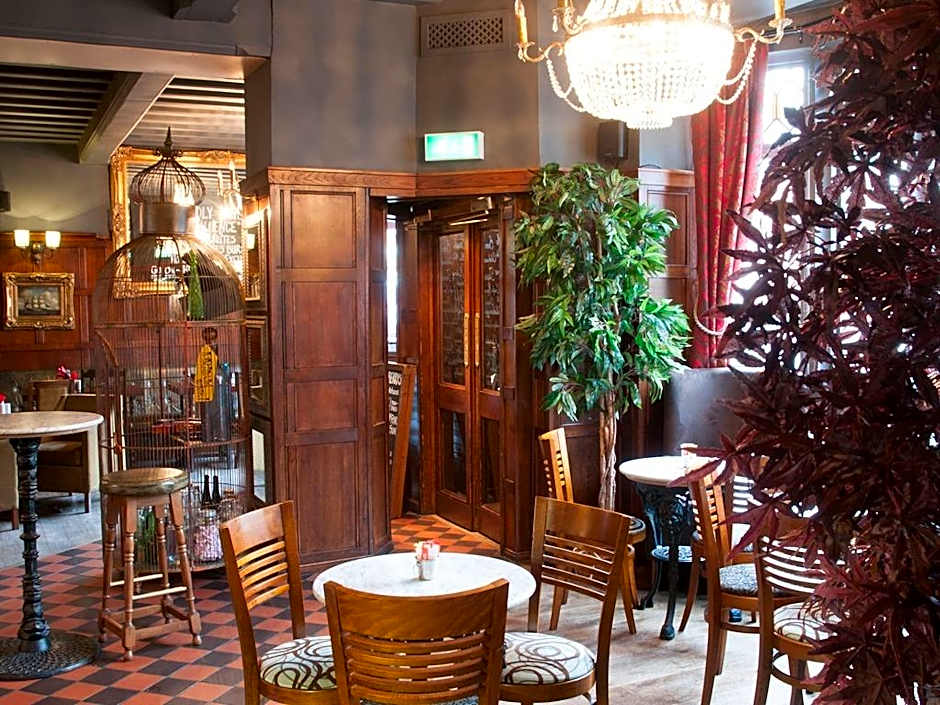 Huckleberrys Bar and Grill