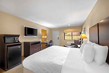 King Room with Bath Tub - Mobility Accessible