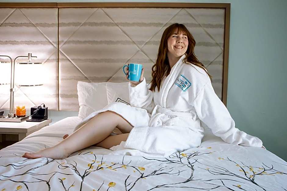 New 2025-Ocean Sands Beach Boutique Inn-Sauna and Salt-Mineral Pool -Free Beach Bikes and Famous Beach-Nightly Popcorn-Bathrobes and Sunscreen in all rooms-Ultra Sparkling-Free Laundry-4 Grand Presidential Black Beds in all rooms-Savings#252-242-SAND