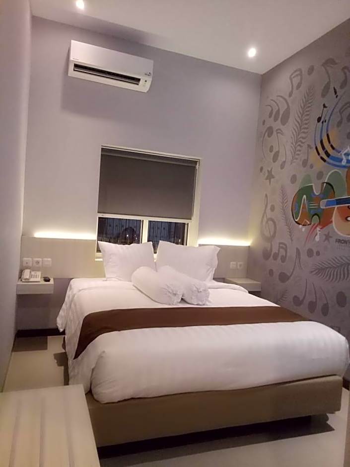 Front One Boutique Brani Solo