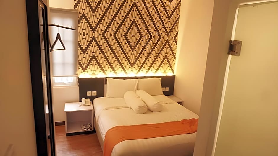 Front One Boutique Tugu Muda Semarang