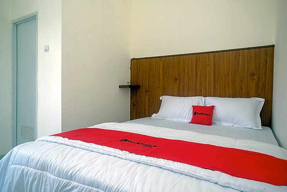RedDoorz near Laweyan Gentan