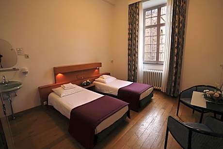 Economy Twin Room with Shared Bathroom