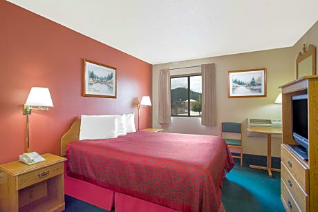1 Queen Bed Mobility Accessible Room Non-Smoking
