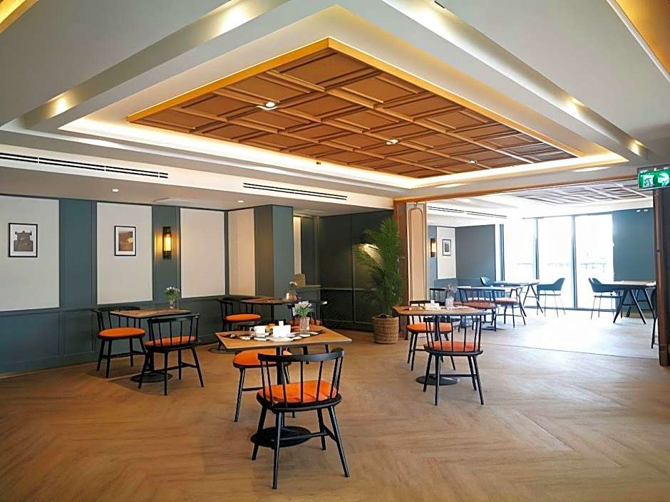 The Quart Ruamrudee by UHG