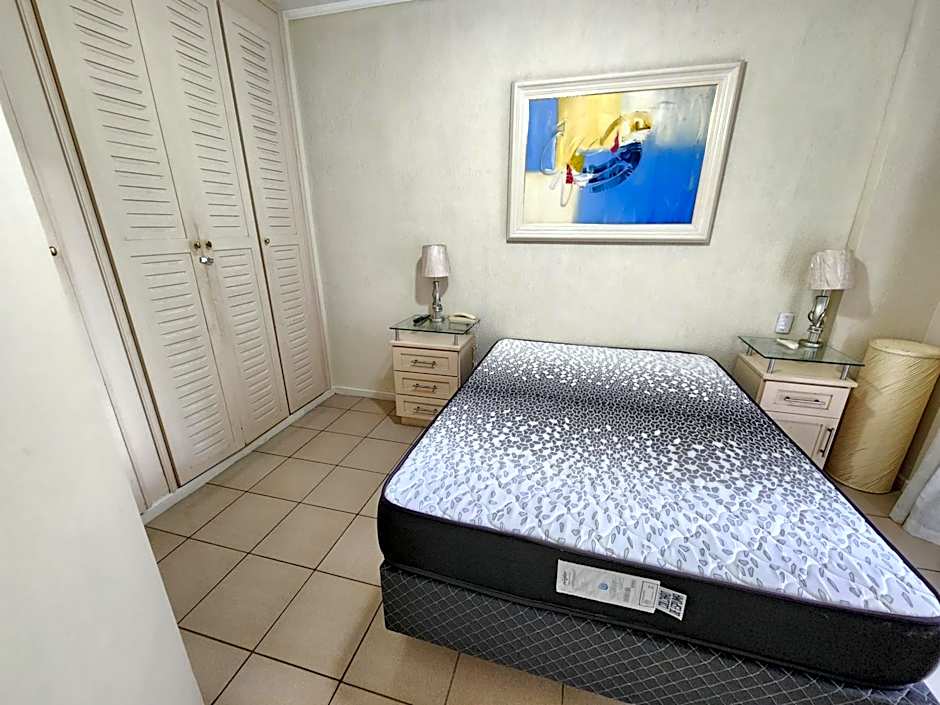 Lindo Flat Capitania Varam , WI FI , 2 aparelhos de ar condicionado , serviço de praia , enorme sacada com vista ao mar e telas de proteção para as crianças , 3 piscinas