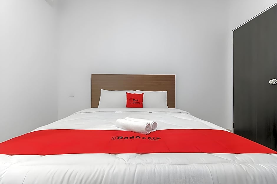 RedDoorz Plus near Kepri Mall