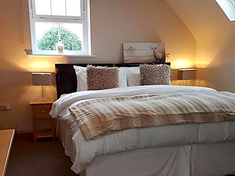 Junior Suite-Deluxe-Ensuite with Bath-Garden View-Breakfast is continental