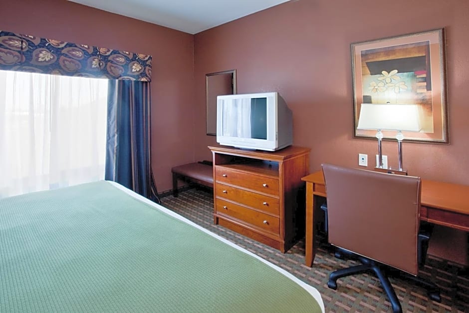 Holiday Inn Express Hotel & Suites Suffolk